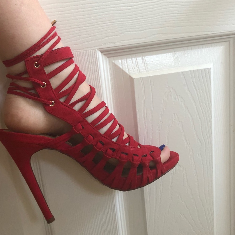 RED HIGHEEELS